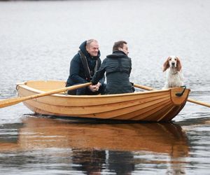 Donald Tusk na łódce ze szwedzkim premierem i psem. Wiadomo, dlaczego do tego doszło