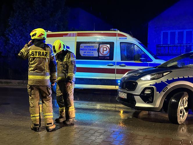 Tragedia pod PIasecznem. Wjechał autem w rowerzystów. Jeden nie żyje, kierowca uciekł