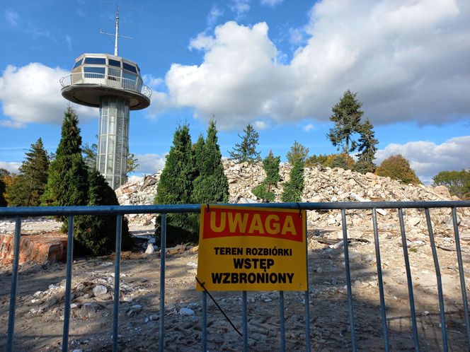 ​Koniec hotelu na lotnisku w Lesznie. Stary, zrujnowany obiekt został wyburzony