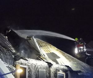 Pożar w Ząbkach. Strażacy przeszukują pogorzelisko