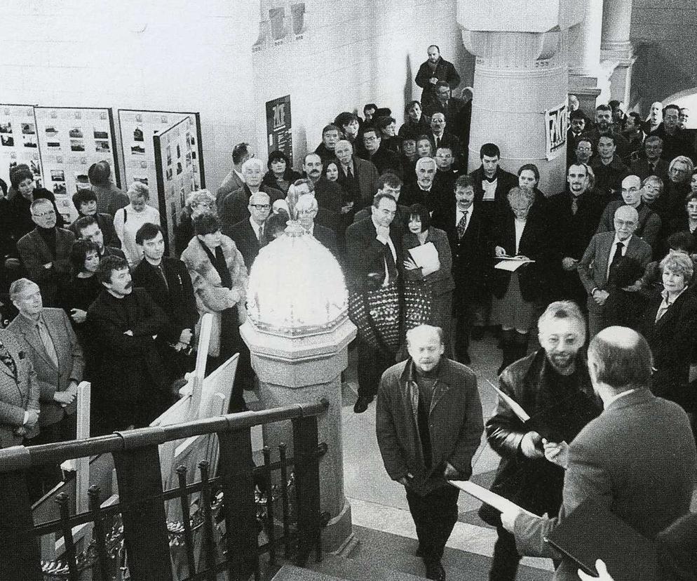 Kraków. Na schodach architekci Witold Zieliński i Wojciech Kozioł odbierają dyplom z rak Jacka Lenarta, przewodniczacego jury krakowskiej edycji