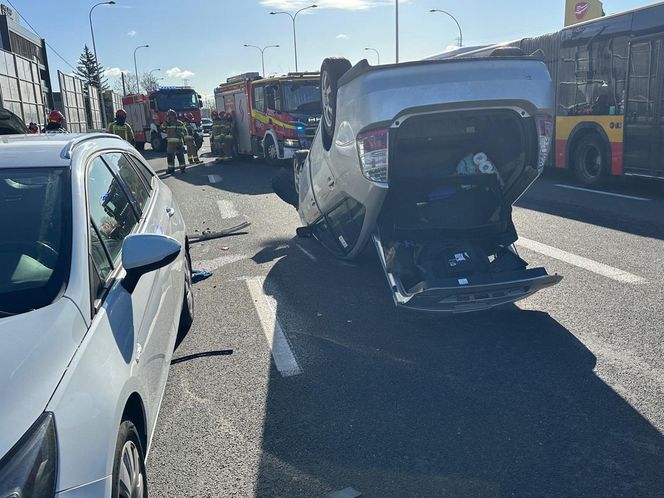 Dachowanie na Bemowie po zderzeniu trzech aut