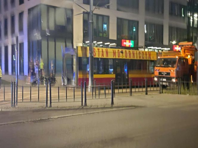 Łódź. Tramwaj wykoleił się po zderzeniu z autem. Zatrzymał się kilkanaście centymetrów przed budynkiem