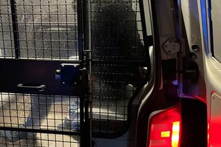 45-latek staranował radiowóz, potem ruszył na policjanta