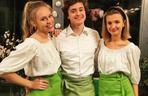 M jak miłość. Ala (Alicja Ostolska), Ewka (Jowita Chwałek), kelner Maciek (Mateusz Rumiński) na planie