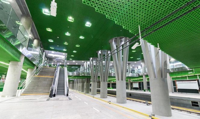 Metro w Warszawie już wozi pasażerów, ale wciąż są drążone nowe linie