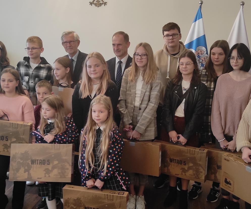 Rekordowa liczba komputerów dla dzieci z rodzin popegeerowskich w gminie Kazimierz Biskupi