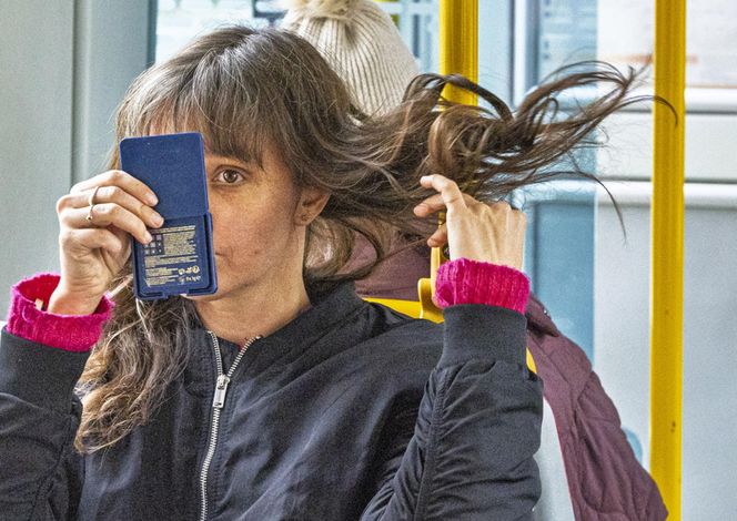 Jachira maluje się w tramwaju