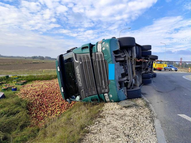 Przewrócona ciężarówka zablokowała rondo. 30 ton jabłek na drodze