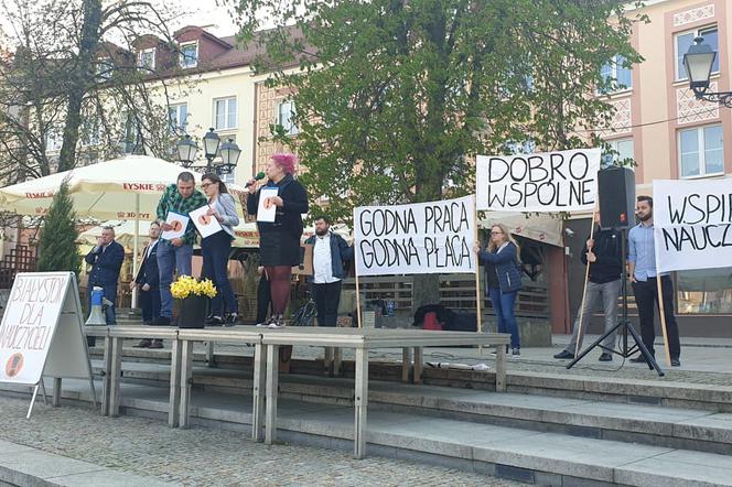 We wtorek na Rynku Kościuszki w Białymstoku mieszkańcy wyrazili swoje poparcie protestującym nauczycielom.