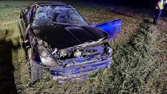 Próbował zapalić papierosa za kierownicą. Auto wylądowało w rowie