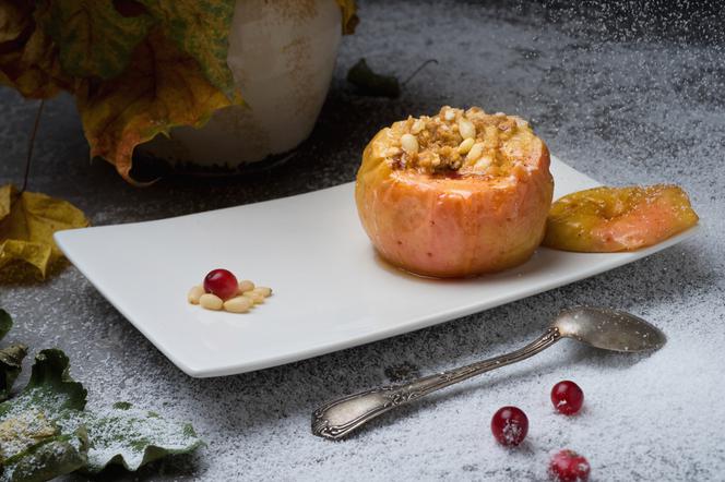 Jabłka pieczone z orzechami: przepis na pyszny i zdrowy deser