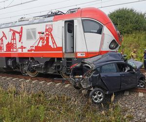 Auto wjechało pod pociąg. Wstrzymany jest ruch kolejowy w okolicach Lublina