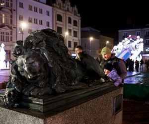 Bytomski rynek świeci się jak choinka. Gwiazda DeLoreana rozświetliła Bytomski Jarmark Świąteczny