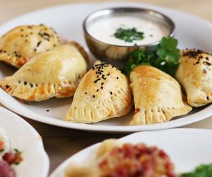 Pierogi z ciasta na pizzę. Zrób je samodzielnie lub użyj gotowego ciasta