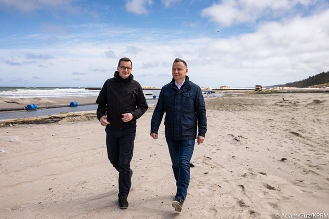 Premier Mateusz Morawiecki i Prezydent Andrzej Duda na piwie, na Mierzei Wiślanej   