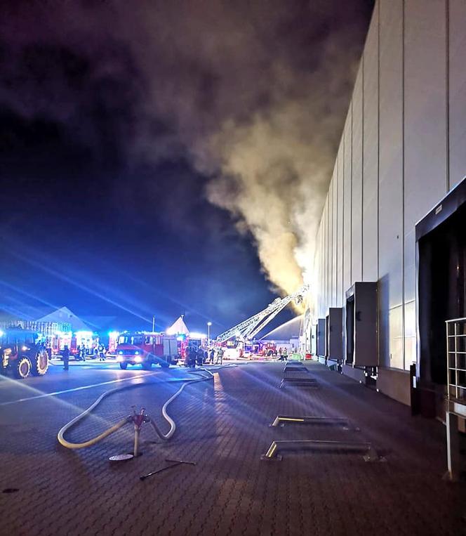 Pożar zakładów Tarczyński pod Wrocławiem. Zdjęcia straży pożarnej