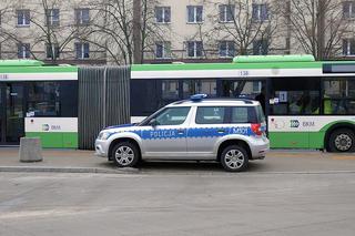 Pasażer autobusu BKM zabrany do szpitala. Policja: Kierowca gwałtownie hamował