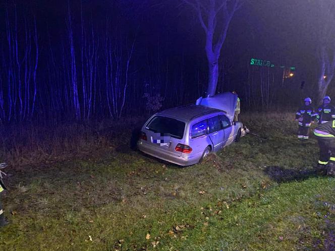 Wypadek w pobydgoskim Żołędowie. Osobówka uderzyła w drzewo! [ZDJĘCIA]