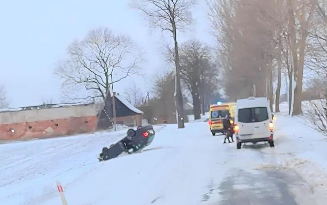 Fatalne warunki na drogach! Dwa auta wylądowały na dachu [ZDJĘCIA]