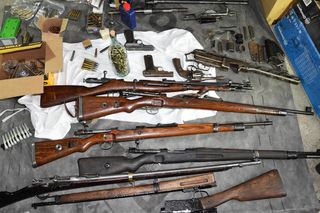 Policjanci z Grodziska Mazowieckiego pojechali do... Wadowic. Nielegalny aresnał broni zlikwidowany