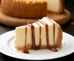 Najlepsze polewy do sernika. Tak udekorowane ciasto zawróci w kubkach smakowych 