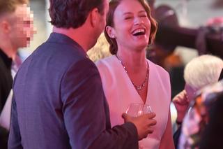 Magdalena Różczka przyłapana na czułościach w kinie. Gdzie on trzyma te ręce! A to wszystko przy ludziach