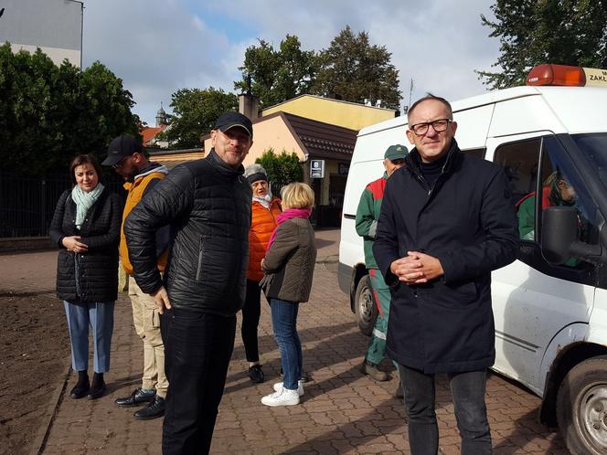 Nie tylko żonkile. Tysiące cebulek kwiatowych posadzono dziś na Polu Nadziei w Lesznie