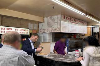 Żywieniowa huśtawka ludzi Andrzeja Dudy w USA. Wieczorem kolacja z Trumpem, w dzień... pizza za 1,5 dolara!