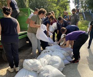 Sytuacja powodziowa we Wrocławiu: Mieszkańcy razem ratują wrocławskie zoo. Nie chodzi tylko o zwierzęta