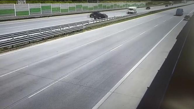 Wiceminister infrastruktury o szokującym zdarzeniu na A1 pod Piotrkowem Tryb. Kierowca BMW jechał pod prąd prosto na niego [ZDJĘCIA].