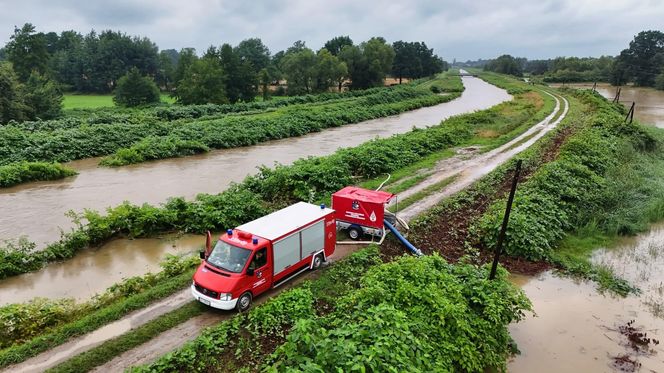 Strażacy OSP Czechowice w akcji pompowania wody
