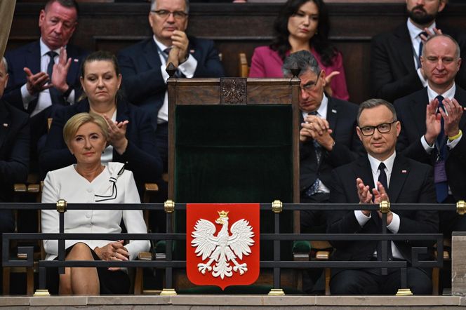 Agata Duda z kokardą na ramieniu w Sejmie