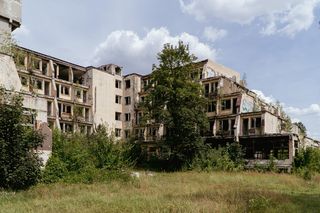 Potężny ziggurat na Dolnym Śląsku znika. Ruszyła rozbiórka opuszczonego hotelu Sudety