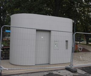 Toaleta publiczna za 484 tys. złotych na Skwerze Gwary Warszawskiej w stolicy