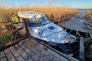 Niecodzienny wypadek w Mielnie. Jacht motorowy staranował molo