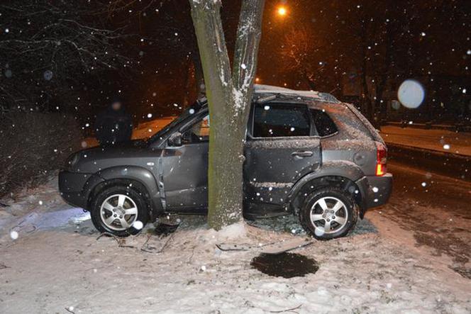 Wypadek w Krośnie: Hyundai uderzył w drzewo