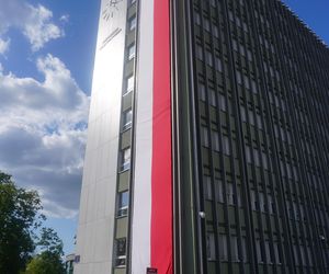 Biało-czerwona flaga na Urzędzie Wojewódzkim w Kielcach