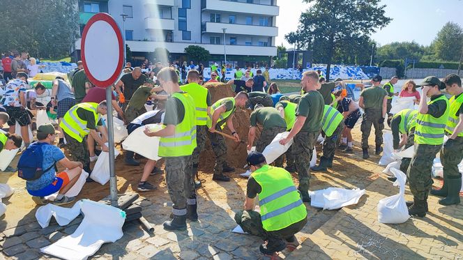 ieszkańcy w pocie czoła układają worki z piaskiem i zabezpieczają swoje budynki