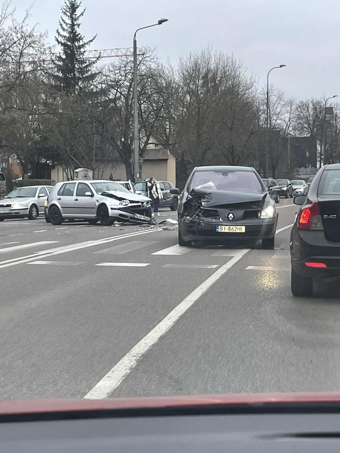 Wypadek dwóch osobówek w Białymstoku. Utrudnienia przy centrum miasta