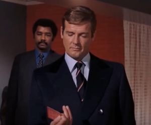 Roger Moore jako James Bond 