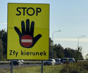 Chciał wjechać pod prąd na S8 pod Warszawą. Wyszedł z auta i prawie zasnął na drodze