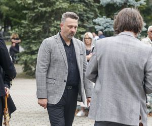 Pogrzeb Joanny Kołaczkowskiej. Tak pożegnali ją przyjaciele z kabaretu. Borek płakała jak uczennica