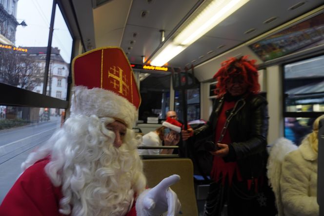 Mikołajkowy tramwaj przejechał przez Kraków