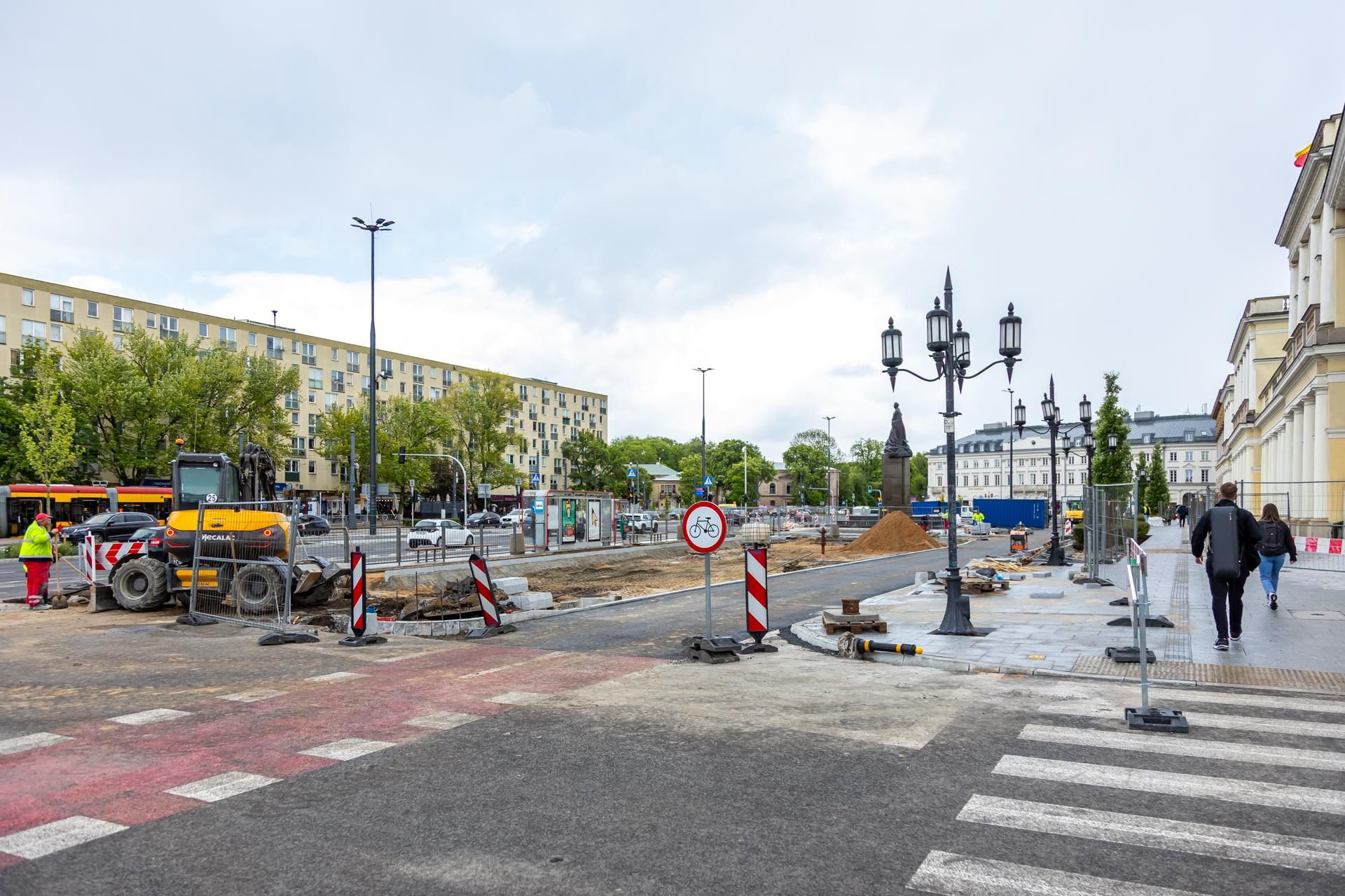 Sadzenie zieleni na placu Bankowym w maju 2025 r.