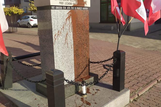 Ktoś oblał farbą pomnik Lecha Kaczyńskiego. Policja poszukuje sprawcy! 