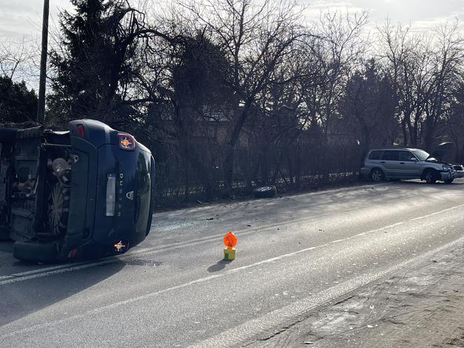 Dramatyczny wypadek na Targówku. Auto wylądowało na boku