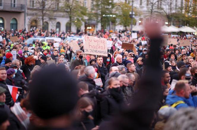 "Ani jednej więcej". Kolejny dzień protestów. Ulicami Krakowa przeszedł tłum ludzi [ZDJĘCIA]