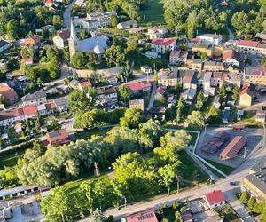 Oto najmniejsze miasto w Świętokrzyskiem. Szykuje się do budowy parku z atrakcjami!