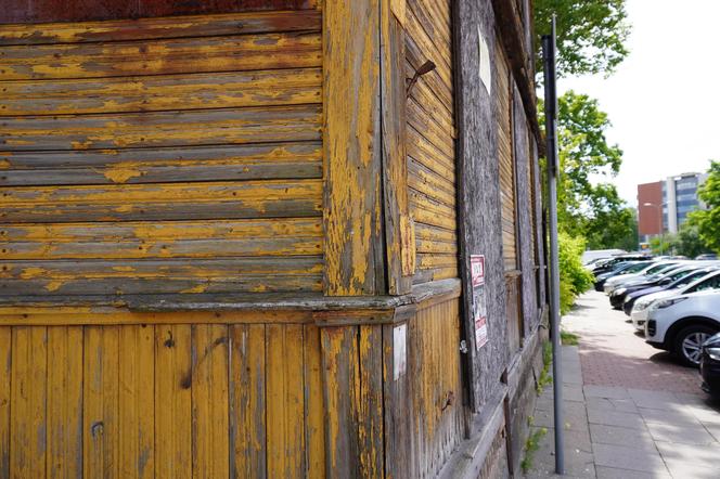 Drewniany zabytkowy dom w centrum Białegostoku. To część "Kwartału Kaczorowskiego" przy ul. Mazowieckiej